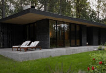 Μέσα στο σπίτι ενός αρχιτέκτονα, κρυμμένο ανάμεσα σε δέντρα