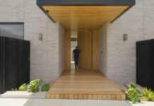 Μέσα σε ένα σπίτι με μια αυλή που μοιάζει με έναν μυστικό κόσμο