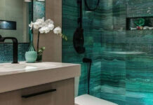 Το ντους που σε ταξιδεύει στο βυθό, με φως, χρώμα και υλικά