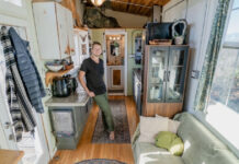 Μέσα σε ένα μικροσκοπικό σπίτι 24τ.μ. στη μέση του πουθενά