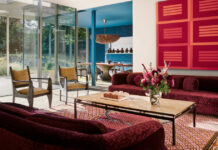 Αφού αγόρασε το σπίτι όπου μεγάλωσε, το μεταμόρφωσε από παραδοσιακό σε πολύχρωμο μοντέρνο για την οικογένειά του