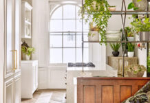 4 ιδέες που βρίσκουν την τέλεια μέση λύση ανάμεσα σε ανοιχτούς και κλειστούς χώρους διαβίωσης