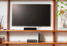 Η τηλεόραση γίνεται το επίκεντρο μιας γεωμετρικής σύνθεσης