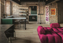 Σ’ αυτό το ιδιαίτερο διαμέρισμα, η μπανιέρα βρίσκεται… στη μέση