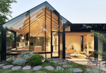 Μέσα σε ένα σπίτι πλημμυρισμένο από φυσικό φως