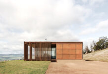 Ο αρχιτέκτονας που έφτιαξε το σπίτι του (κατά το ήμισυ) σαν γυάλινο κουτί