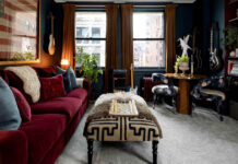 Αυτό το διαμέρισμα 70τ.μ. στη Νέα Υόρκη μεταμορφώθηκε με σκούρα μπογιά και μοκέτα