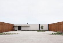 Μέσα σε ένα ”κρυφό” παραθαλάσσιο σπίτι με εκπληκτική θέα στον ωκεανό