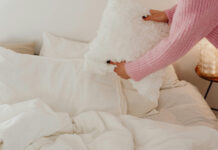 Αυτός είναι ο σωστός αριθμός μαξιλαριών για ένα κρεβάτι