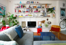 Ένας αρχιτέκτονας διαμόρφωσε τον χώρο με έξυπνη αποθήκευση και στυλ