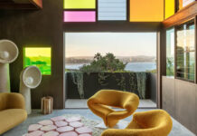 5 μοντέρνα σπίτια όπου τα χρωματιστά τζάμια γίνονται σημεία αναφοράς!