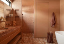 Το trick για να κάνετε φτιάξετε ένα cozy μπάνιο με color drenching