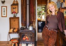 Η Kayla ζει ολομόναχη, στη μέση του πουθενά, στη φύση της Τασμανίας